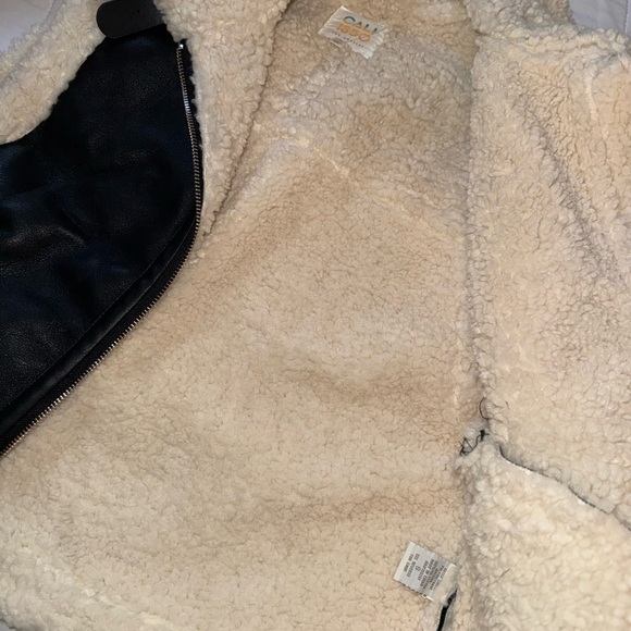 Black and Cream Shearling Vest - Picture 3 of 4